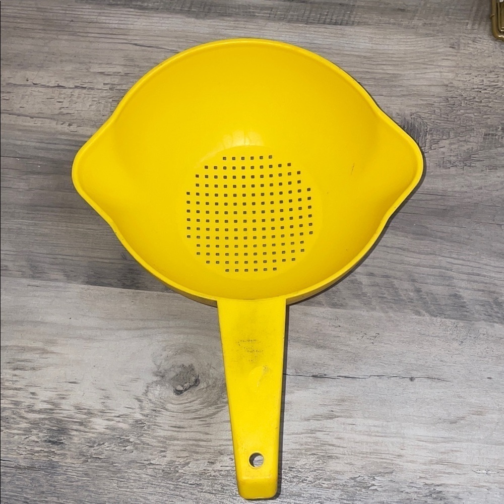 Tupperware colander strainer vintage yellow 1 quart double spout handle 1970s